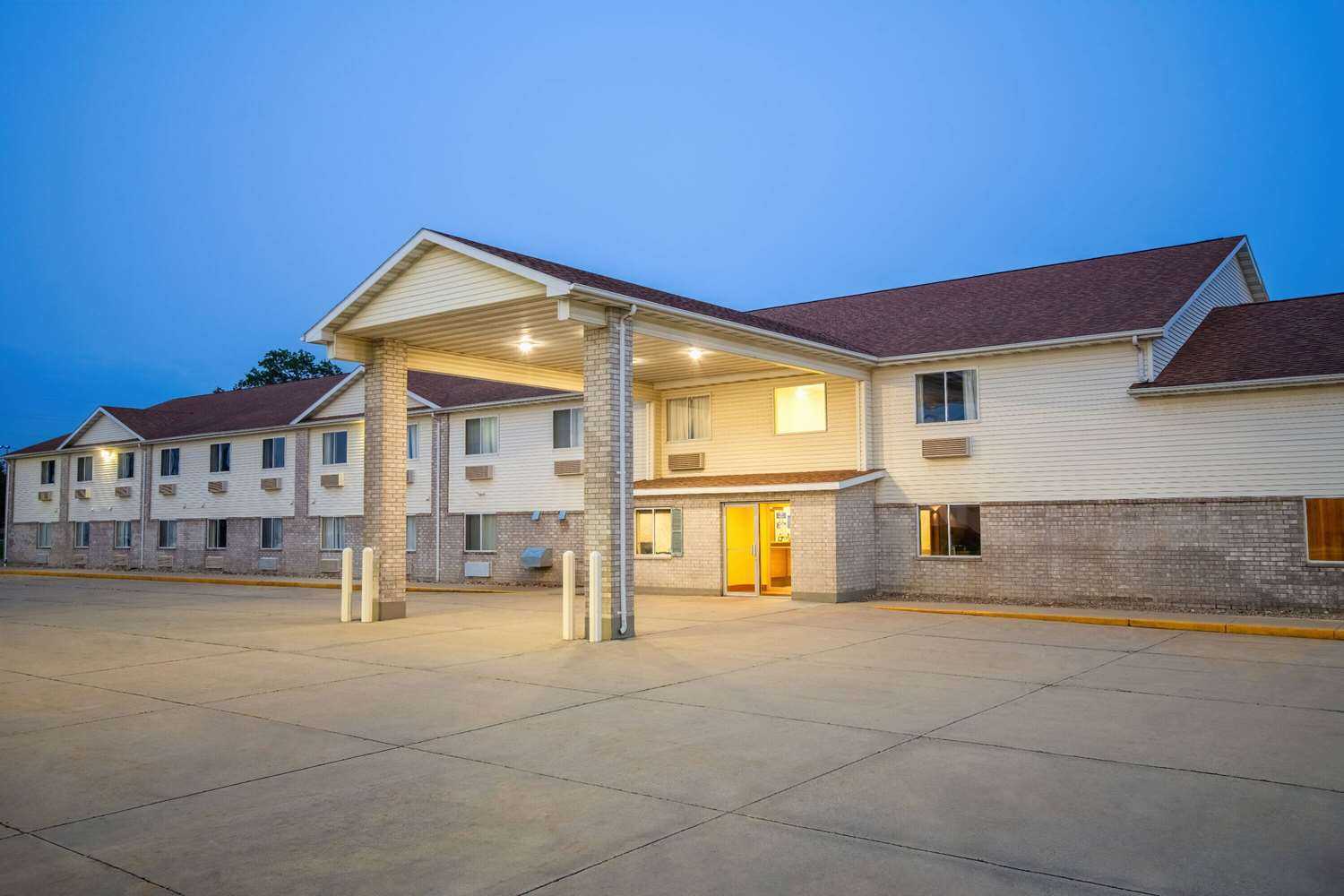 Days Inn by Wyndham Evansdale Waterloo in Evansdale, IA