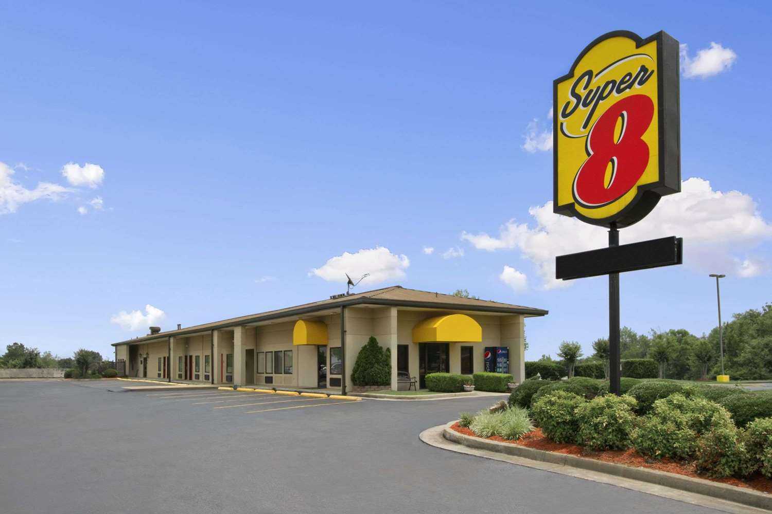 Super 8 by Wyndham Tupelo Airport в Tupelo, MS
