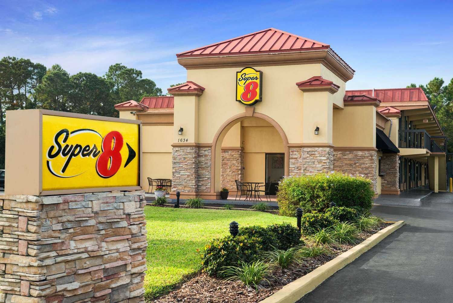 Super 8 by Wyndham Ormond Beach in Ormond Beach, FL