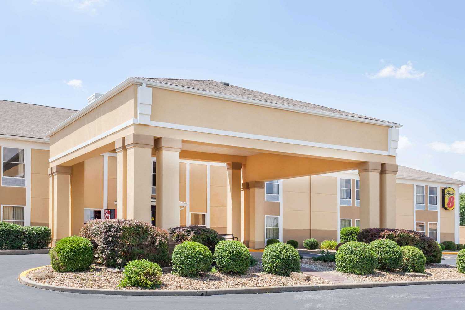 Super 8 by Wyndham Evansville North in Evansville, IN