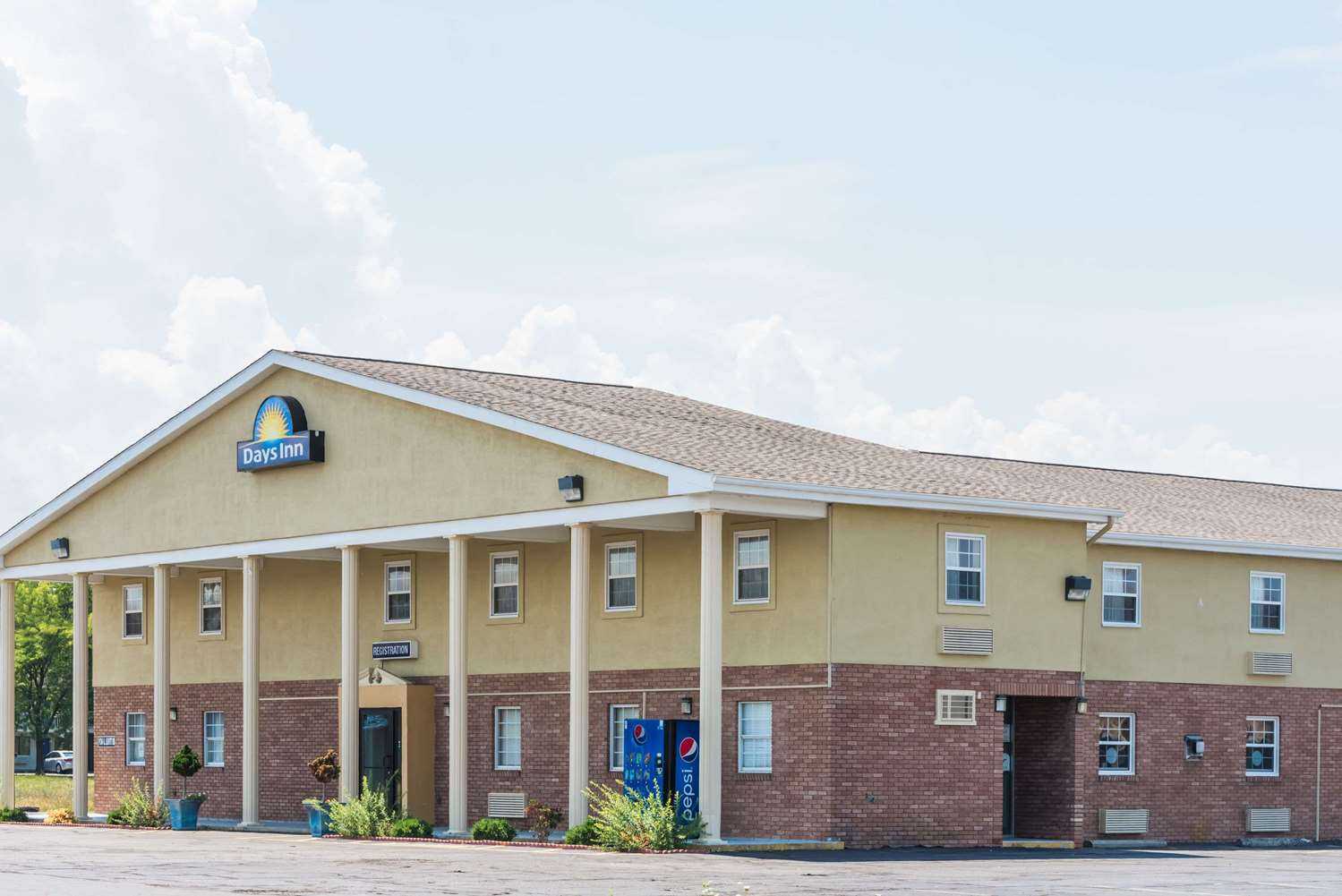 Days Inn by Wyndham Amherst in Amherst, OH