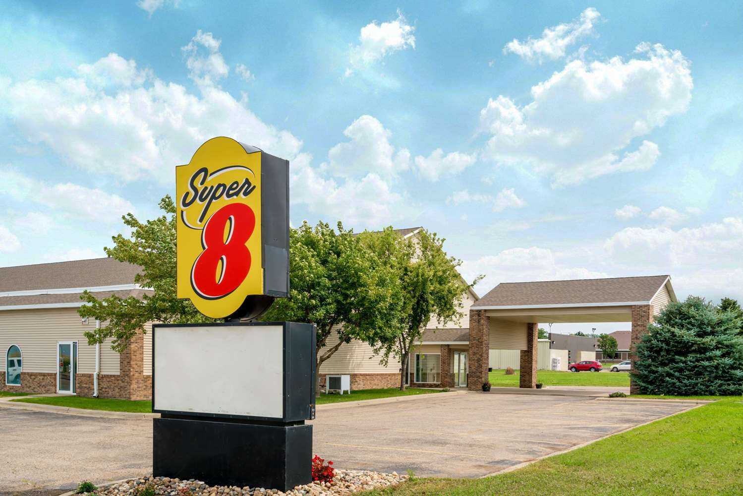 Super 8 by Wyndham Beresford in Beresford, SD