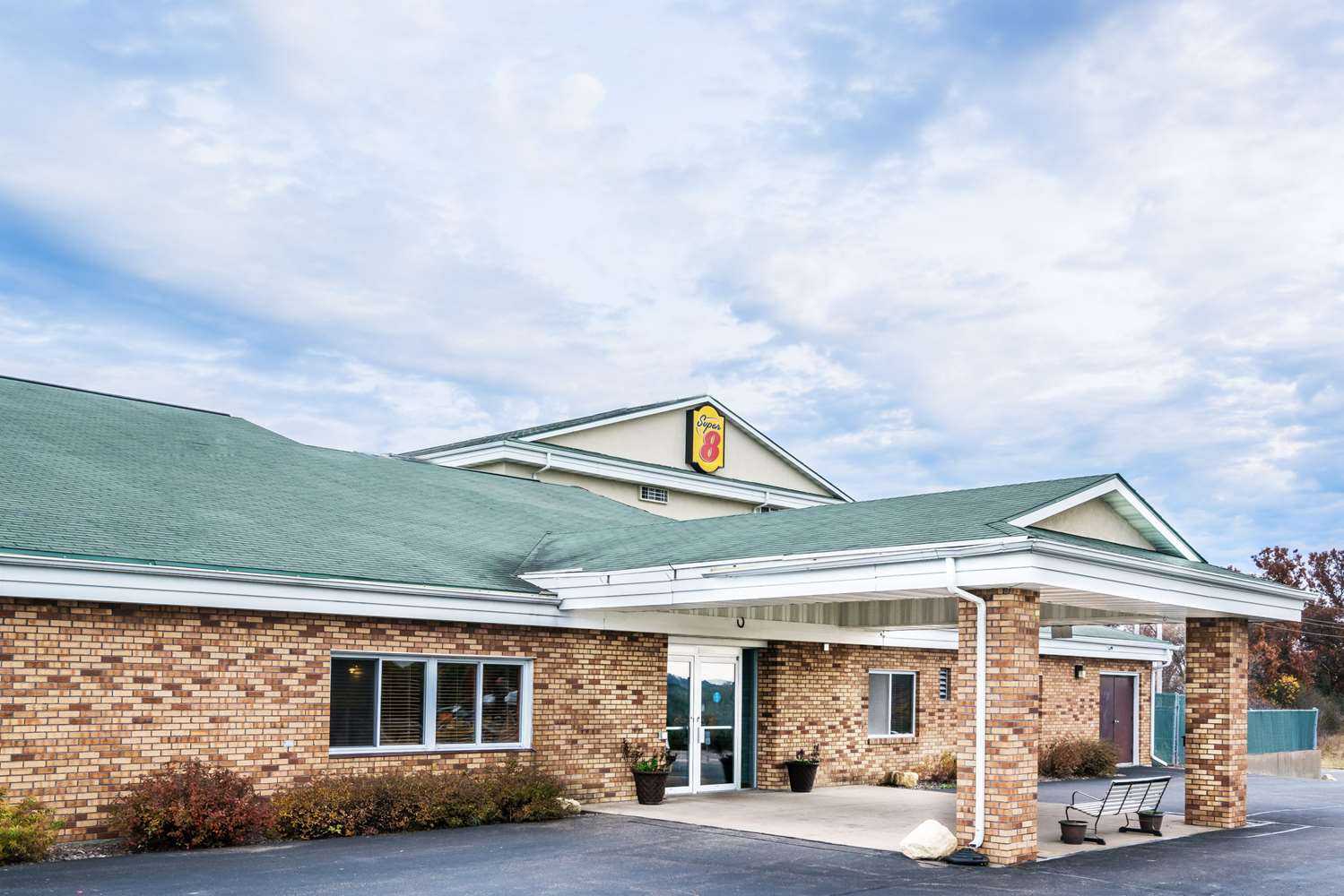 Super 8 by Wyndham Osseo WI in Osseo, WI