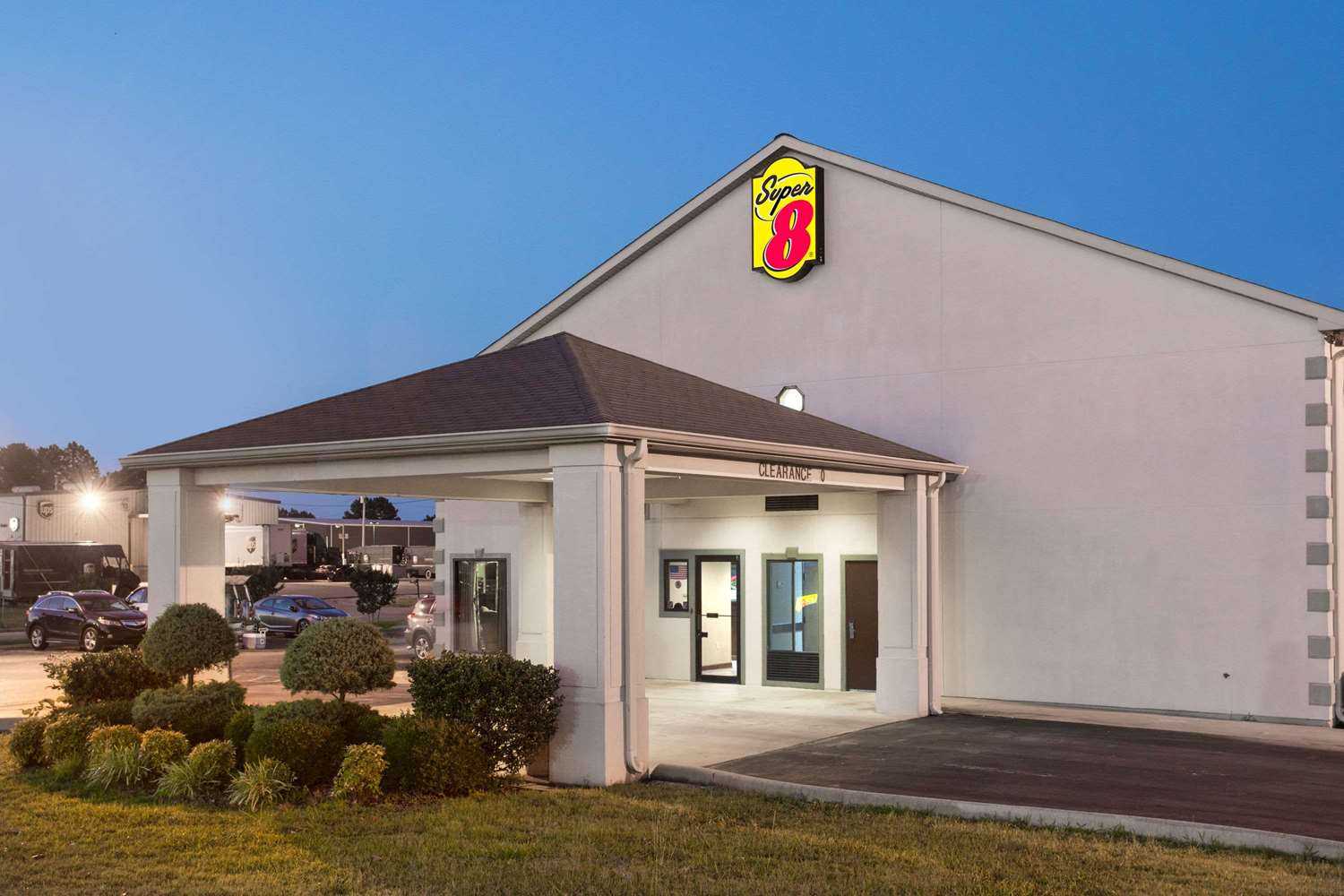 Super 8 by Wyndham Booneville in Booneville, MS