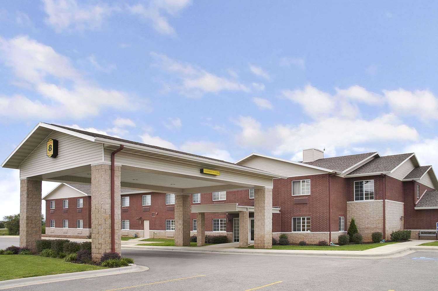 Super 8 by Wyndham Ava in Ava, MO