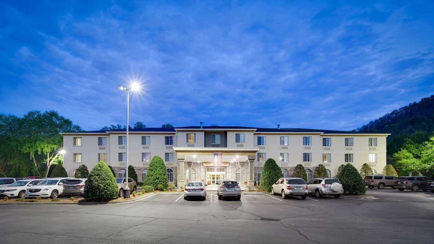 Best Western Plus River Escape Inn & Suites in Dillsboro, NC