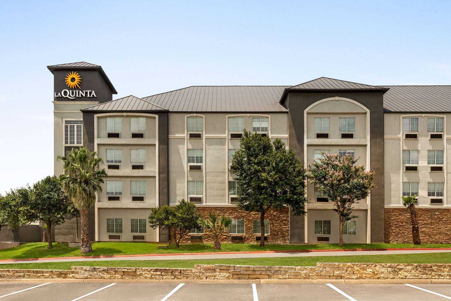 La Quinta Inn & Suites by Wyndham San Antonio N Stone Oak in San Antonio, TX