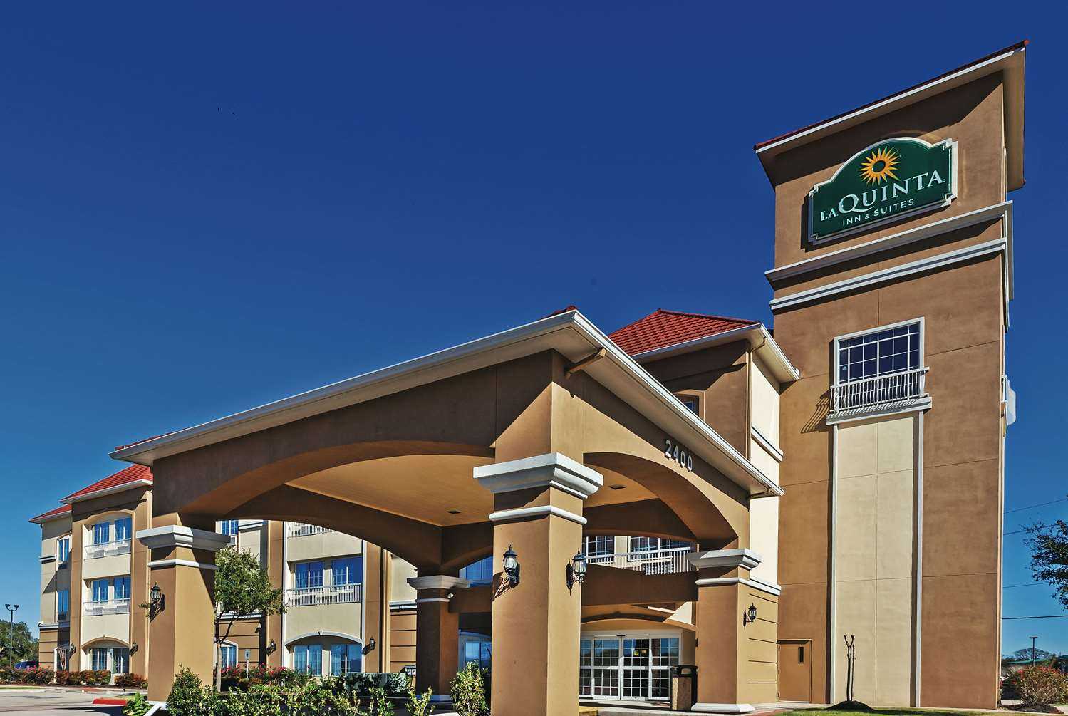 La Quinta Inn & Suites by Wyndham Angleton in Angleton, TX