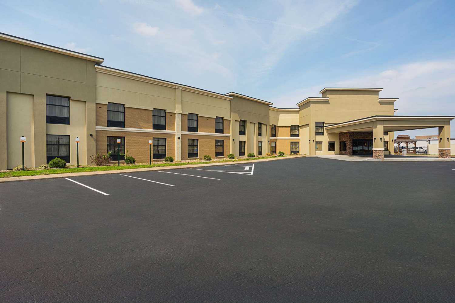 Clarion Inn and Suites Evansville in Evansville, IN