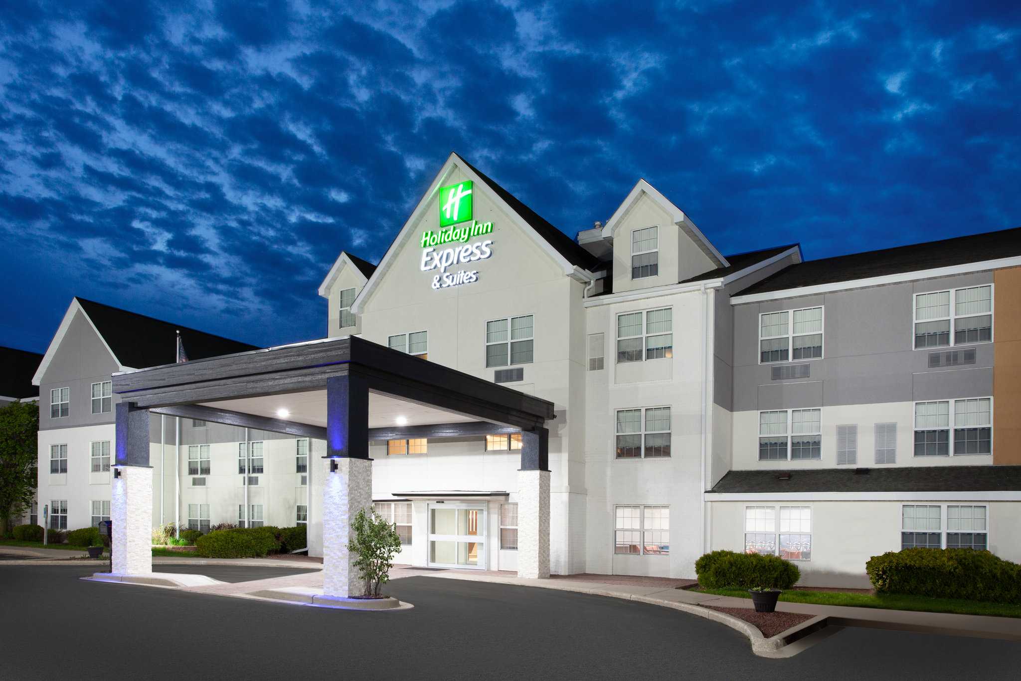 Holiday Inn Express & Suites Port Washington in Port Washington, WI