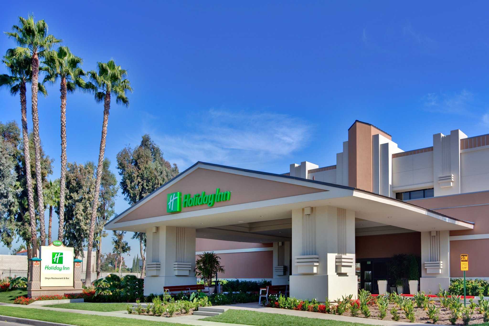 Holiday Inn & Suites Anaheim (1 Blk/Disneyland®) in Anaheim, CA