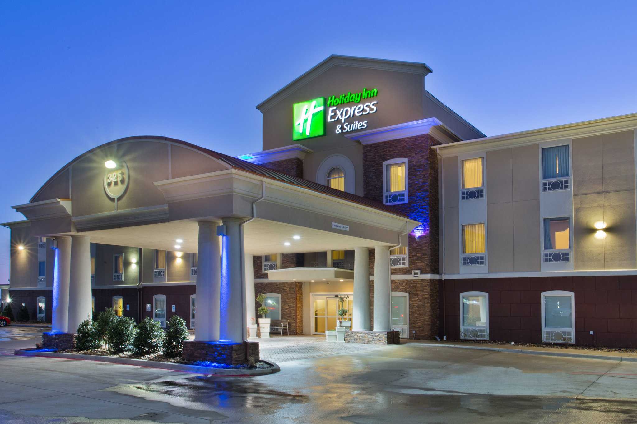 Holiday Inn Express & Suites hotel Alvarado in Alvarado, TX