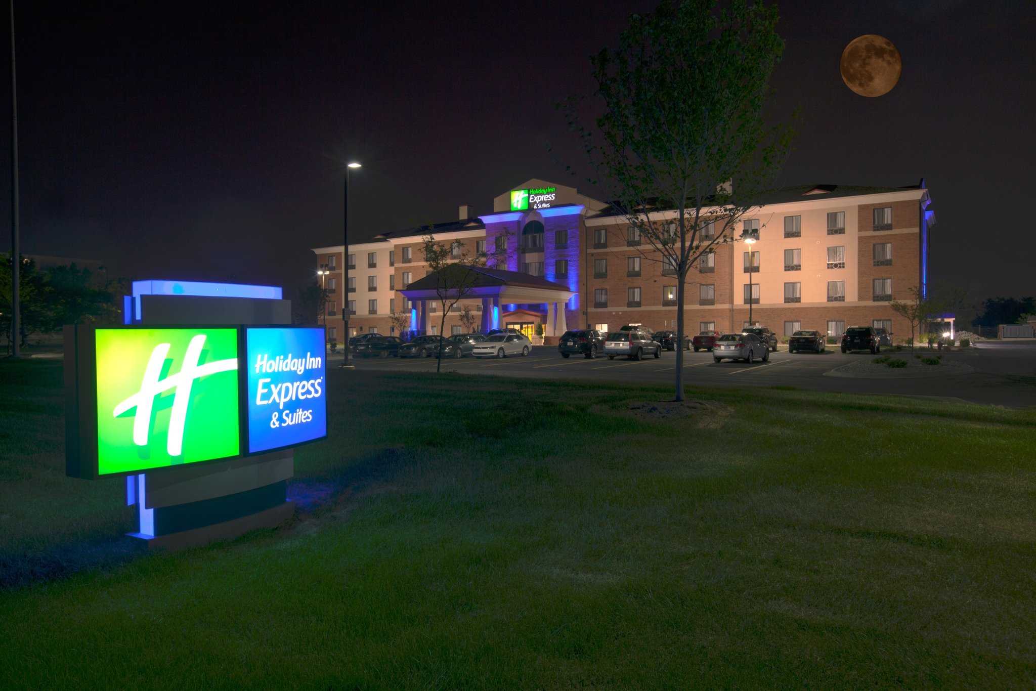 Holiday Inn Express & Suites Detroit North - Troy in Troy, MI