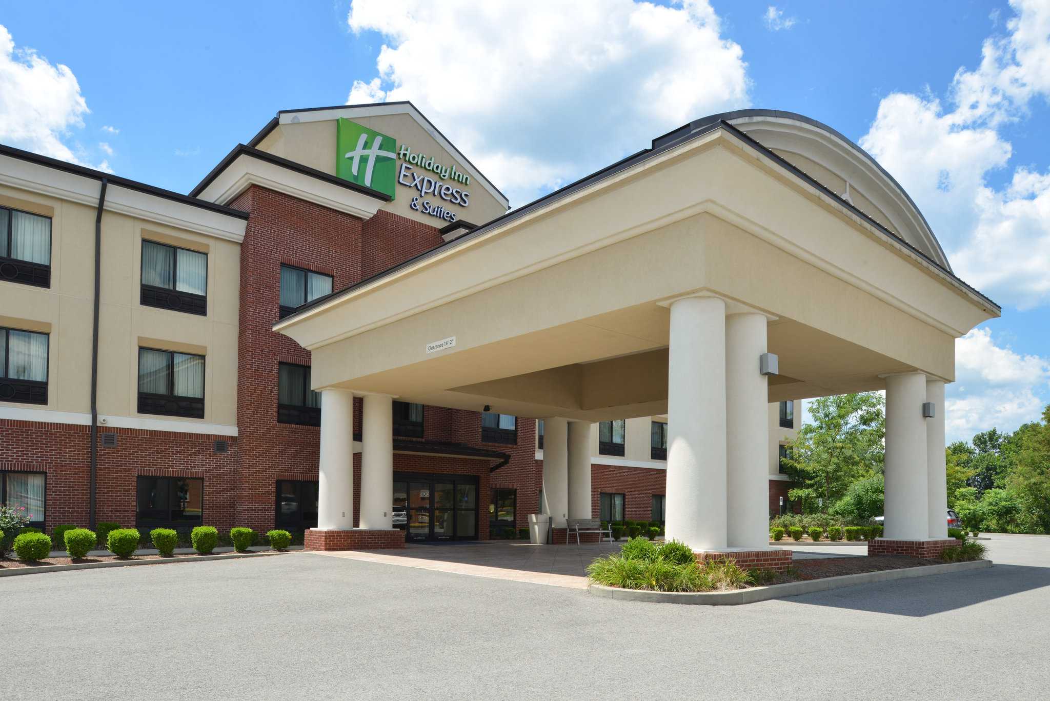 Holiday Inn Express and Suites - Fairmont in Fairmont, WV