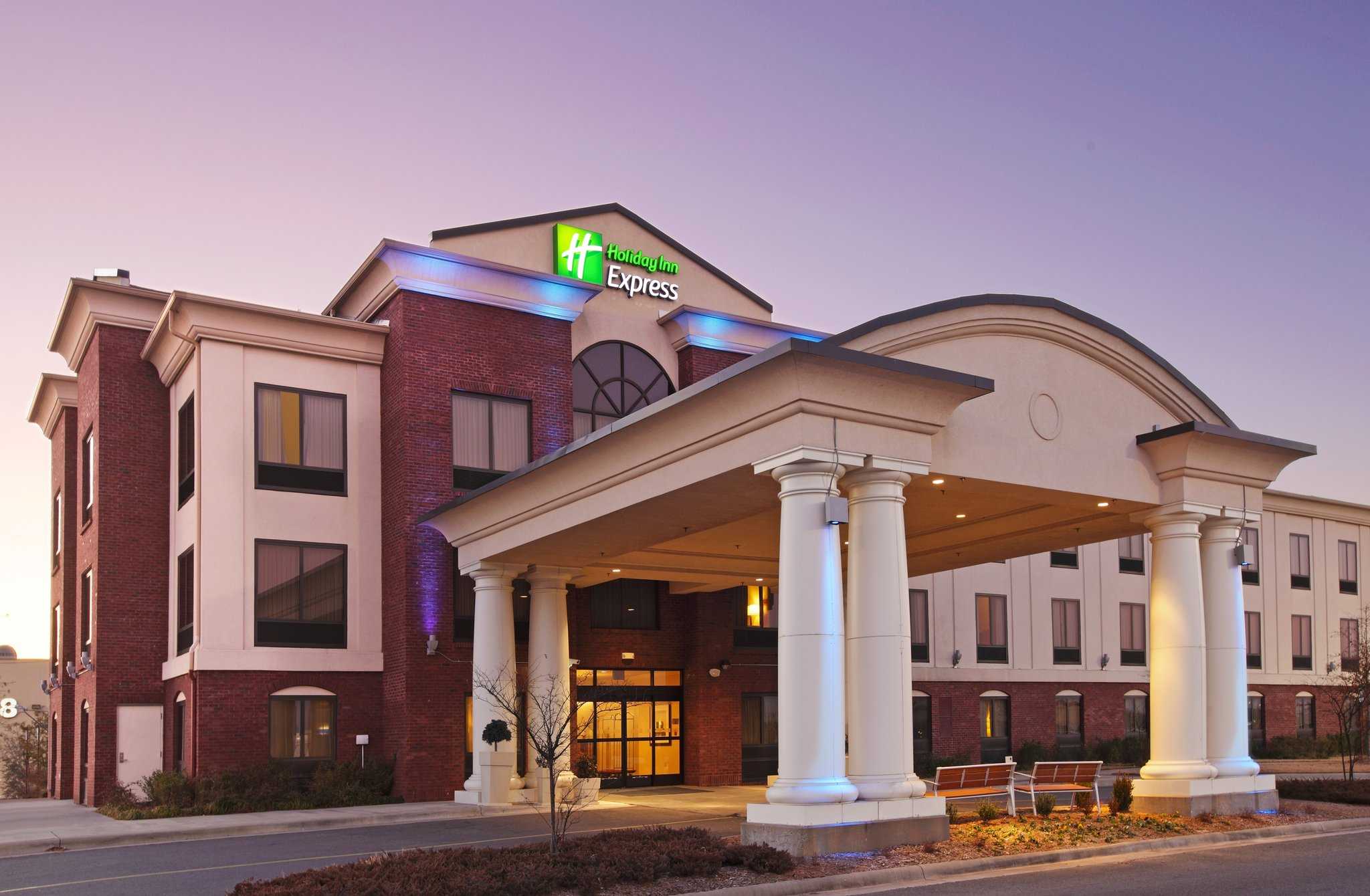 Holiday Inn Express Hotel & Suites Pine Bluff/Pines Mall in ไพน์บลัฟฟ์, AR