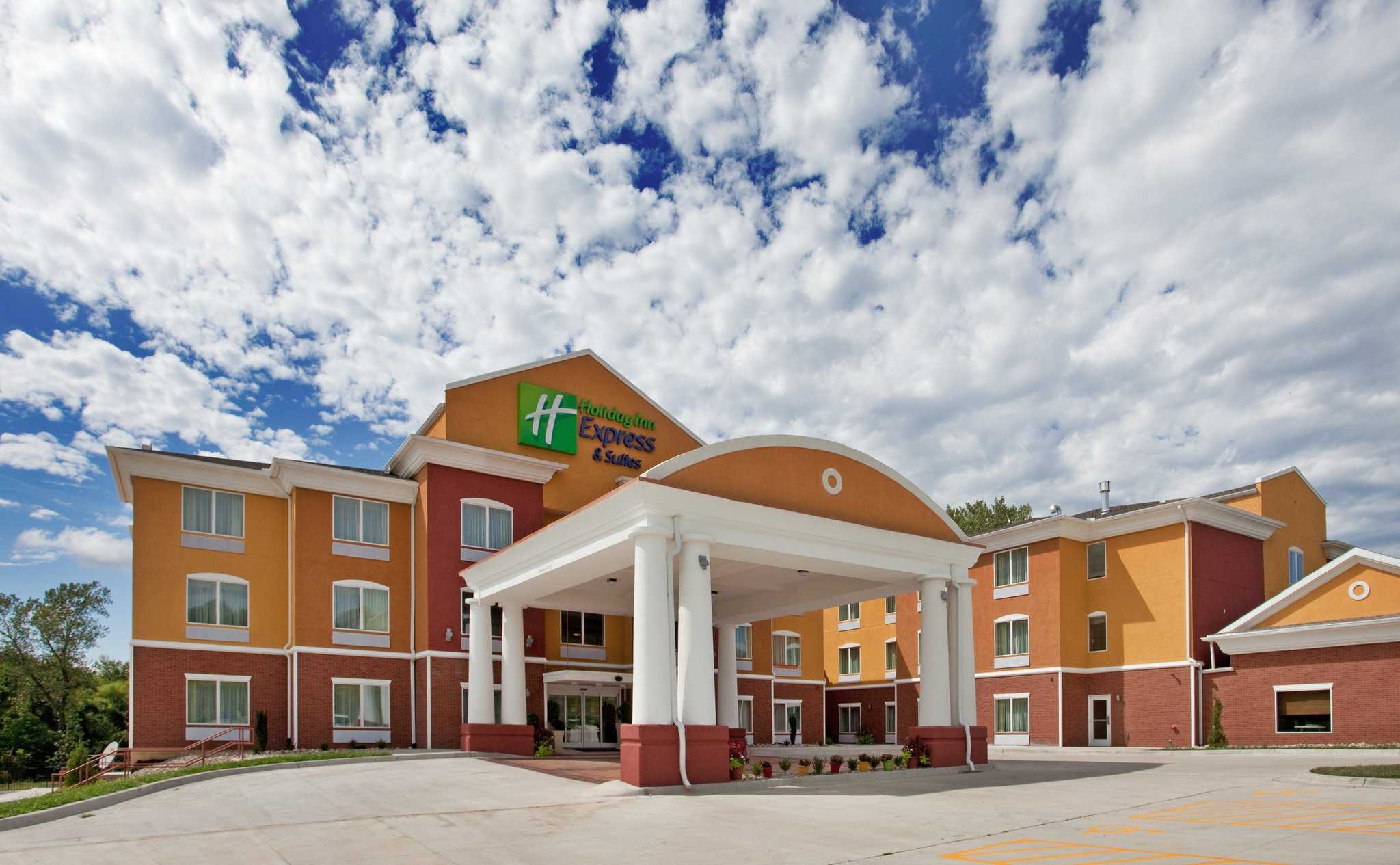 Holiday Inn Express & Suites Kansas City Sports Complex in Kansas City, MO