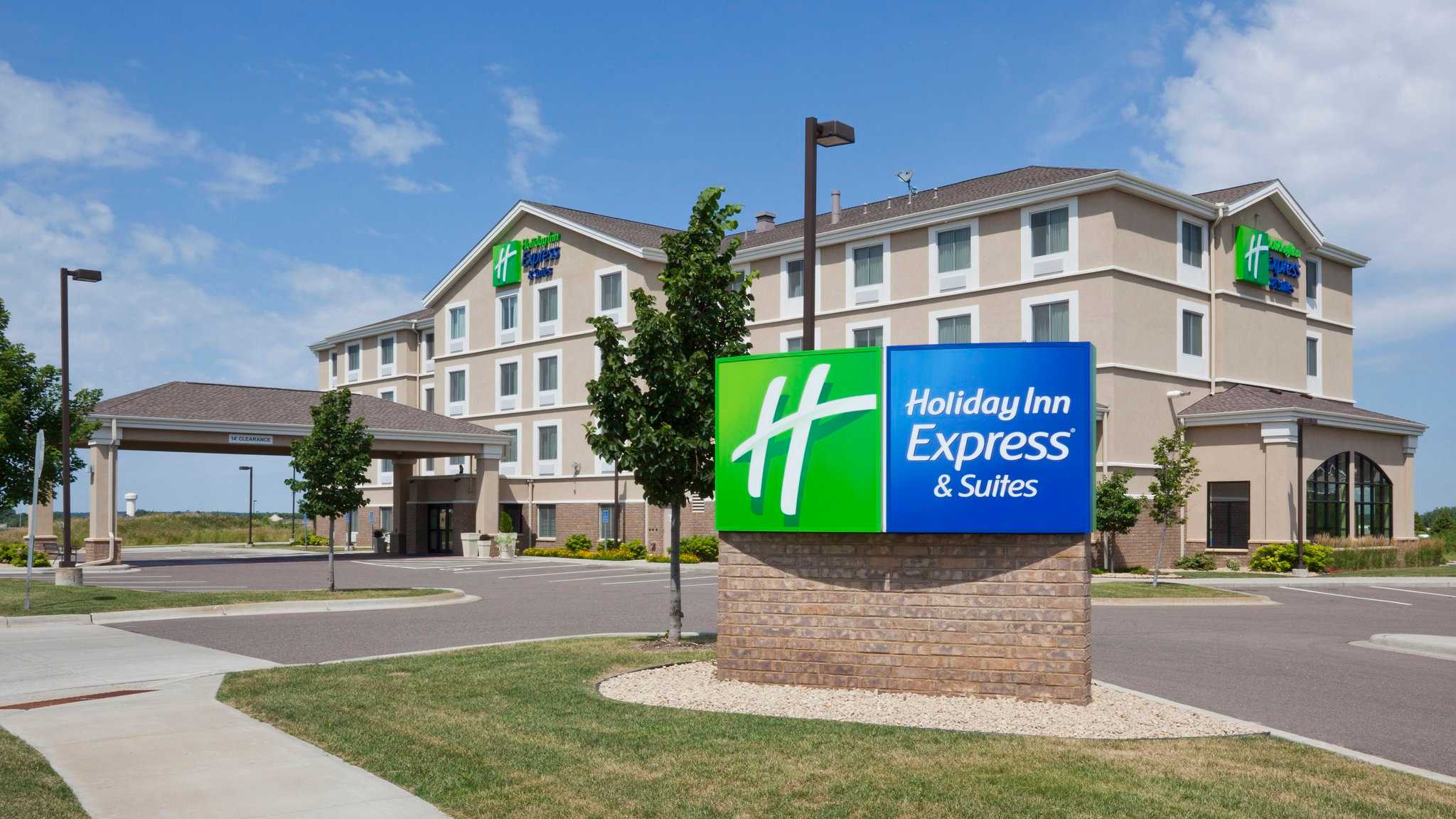 Holiday Inn Express Hotel & Suites Rogers in Rogers, MN