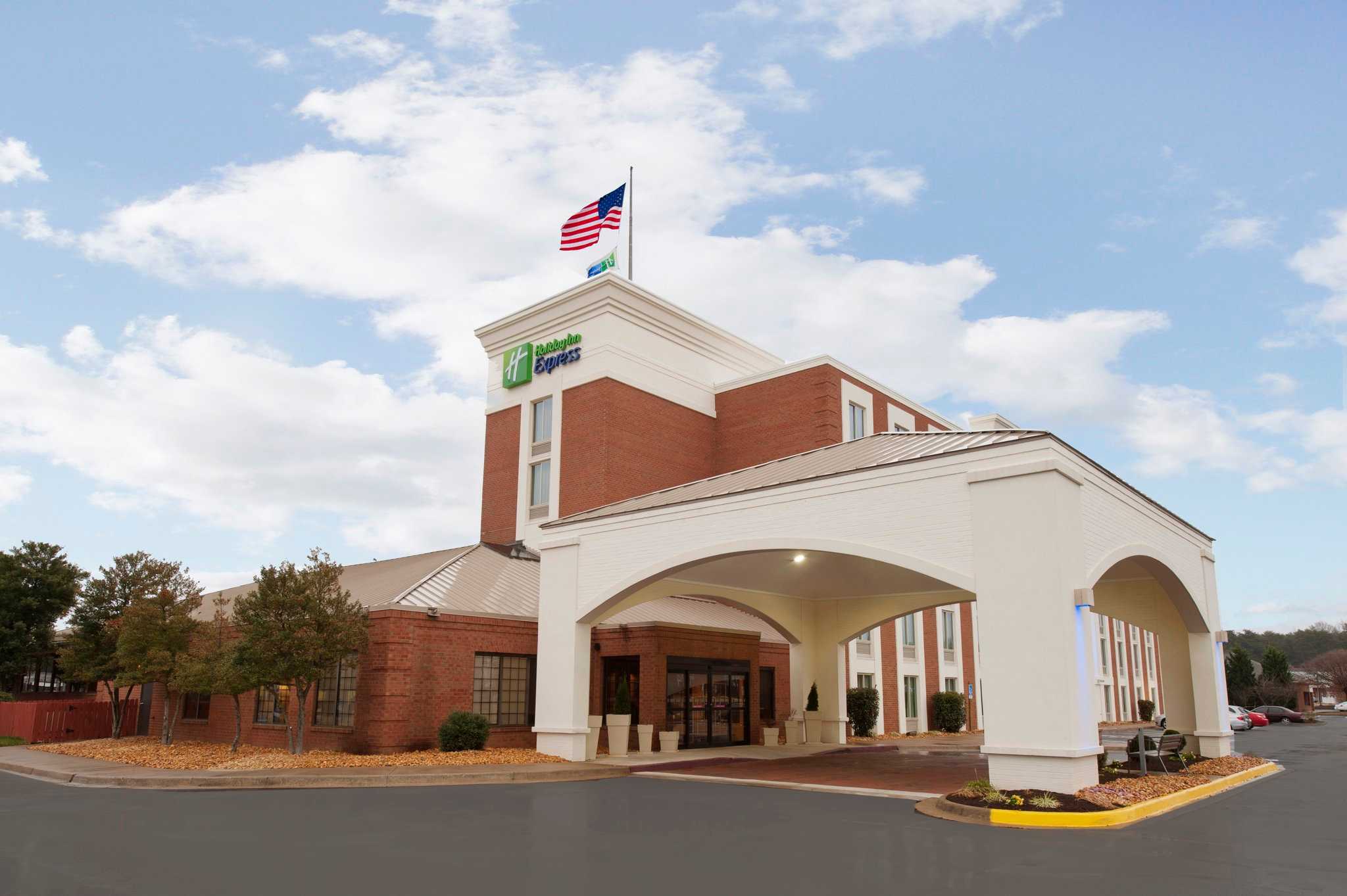 Holiday Inn Express Fredericksburg Southpoint in Fredericksburg, VA