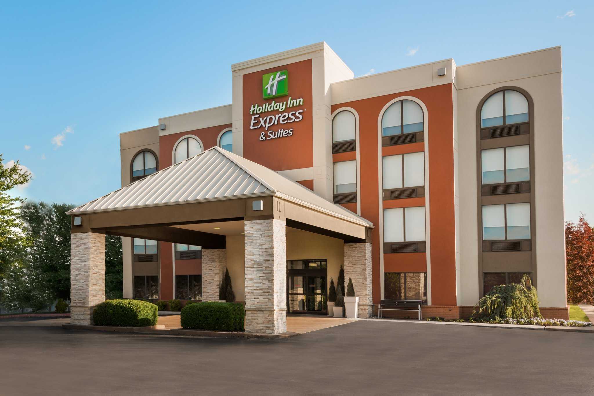 Holiday Inn Express & Suites Bentonville in Bentonville, AR