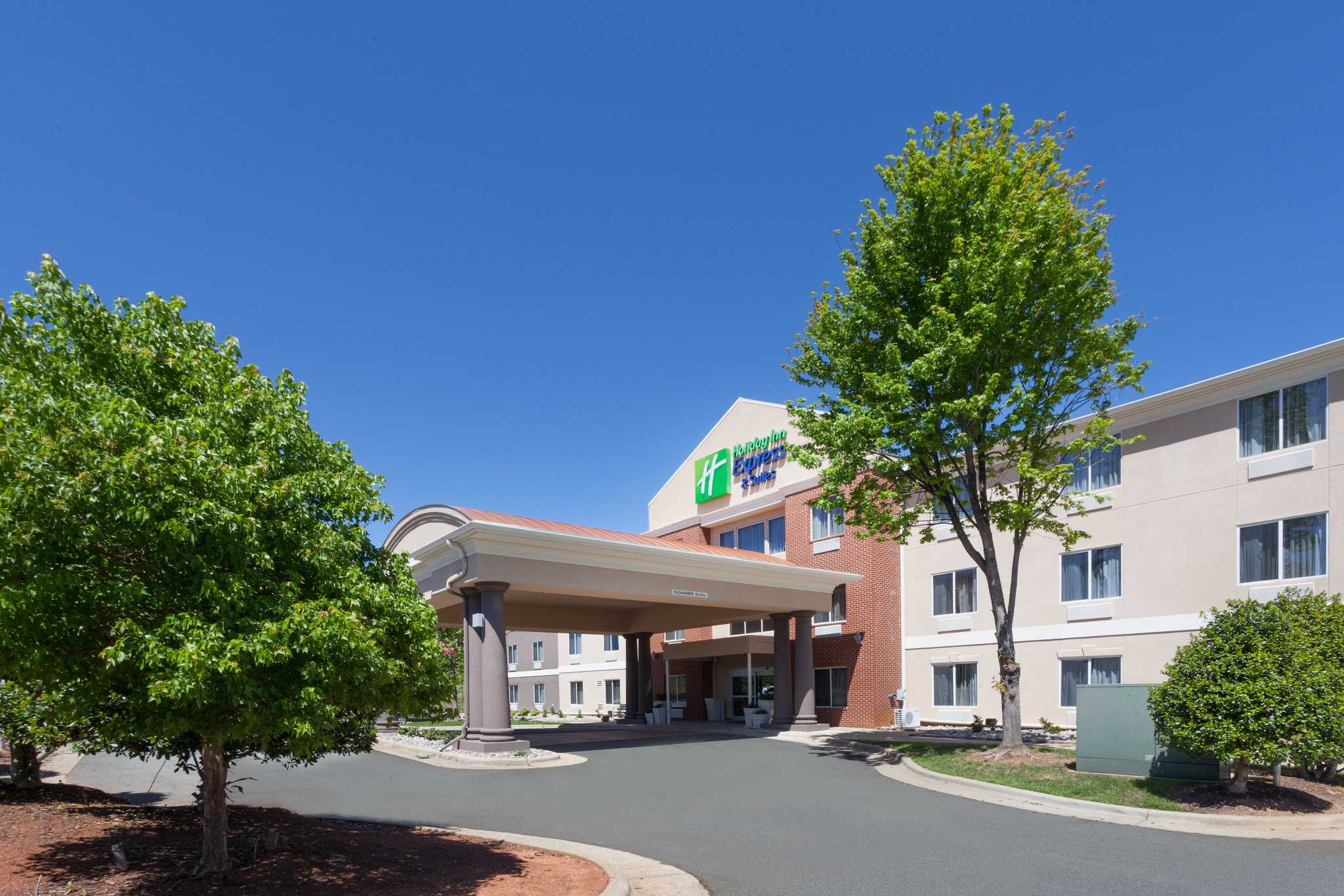 Holiday Inn Express Hotel & Suites Mebane in เมเบน, NC