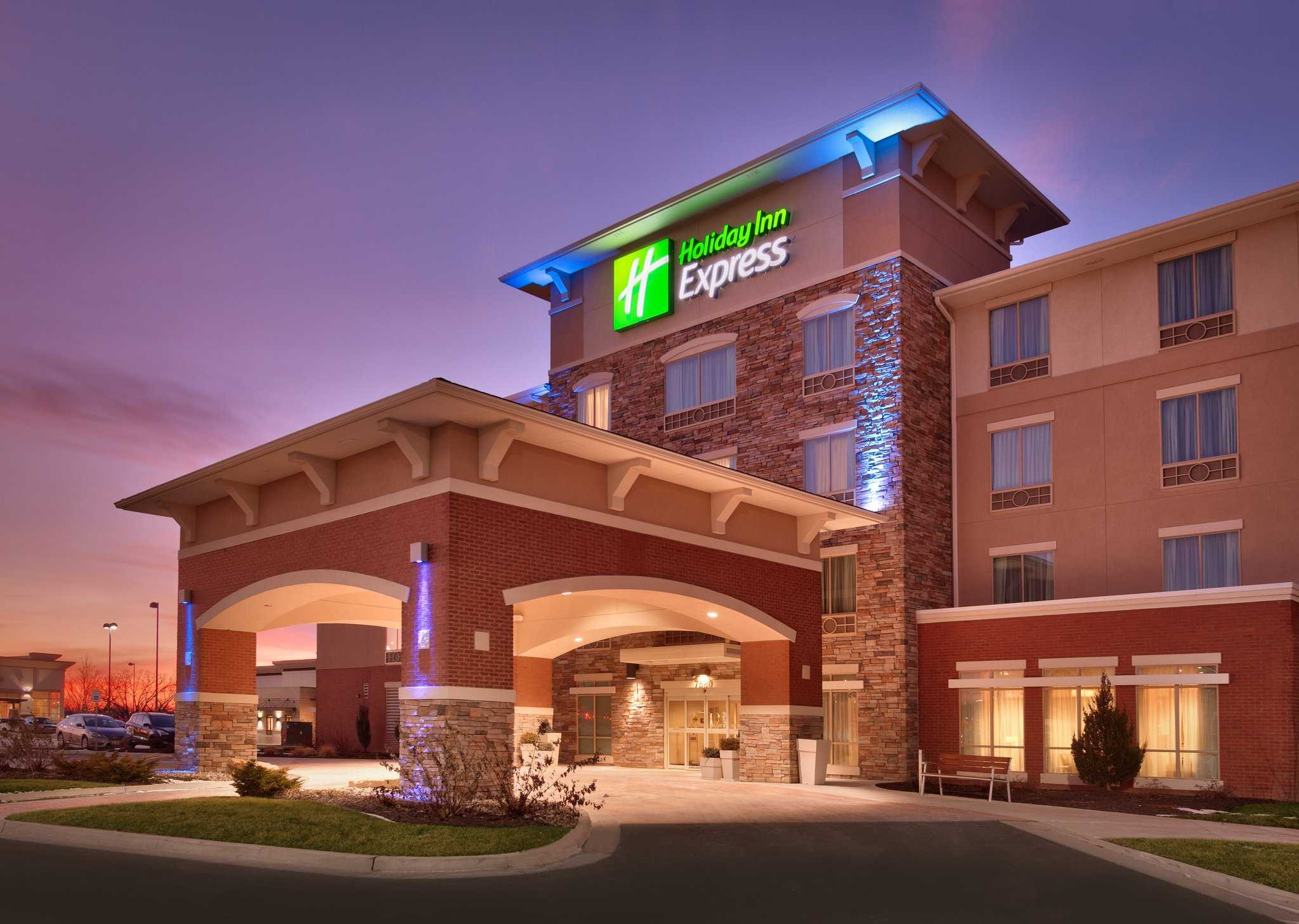 Holiday Inn Express Hotel & Suites Overland Park in โอเวอร์แลนด์ พาร์ค, KS