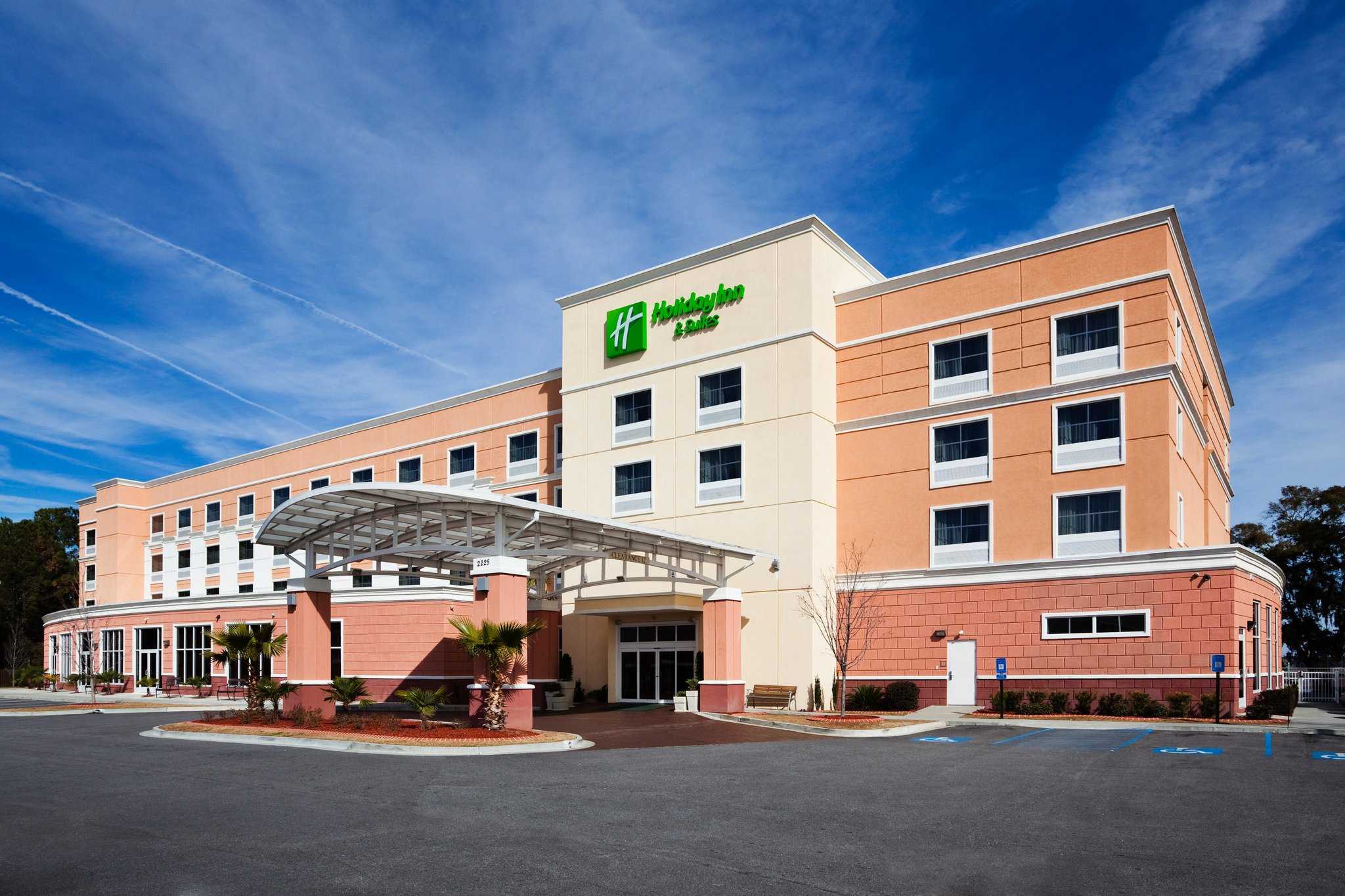 Holiday Inn & Suites Beaufort @ Highway 21 in Beaufort, SC