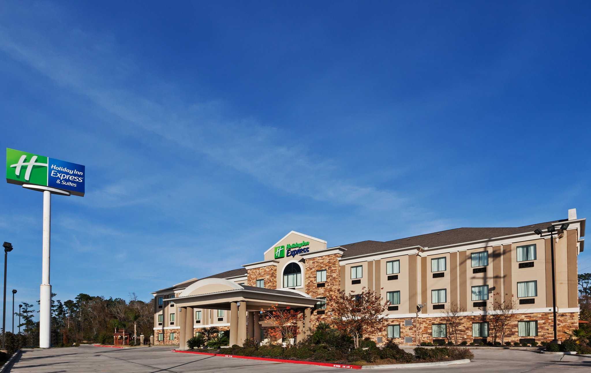 Holiday Inn Express & Suites Cleveland in Cleveland, TX