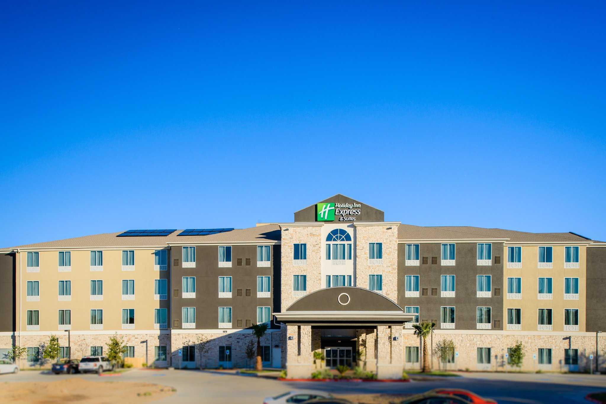 Holiday Inn Express & Suites Austin NW - Arboretum Area in オースティン, TX