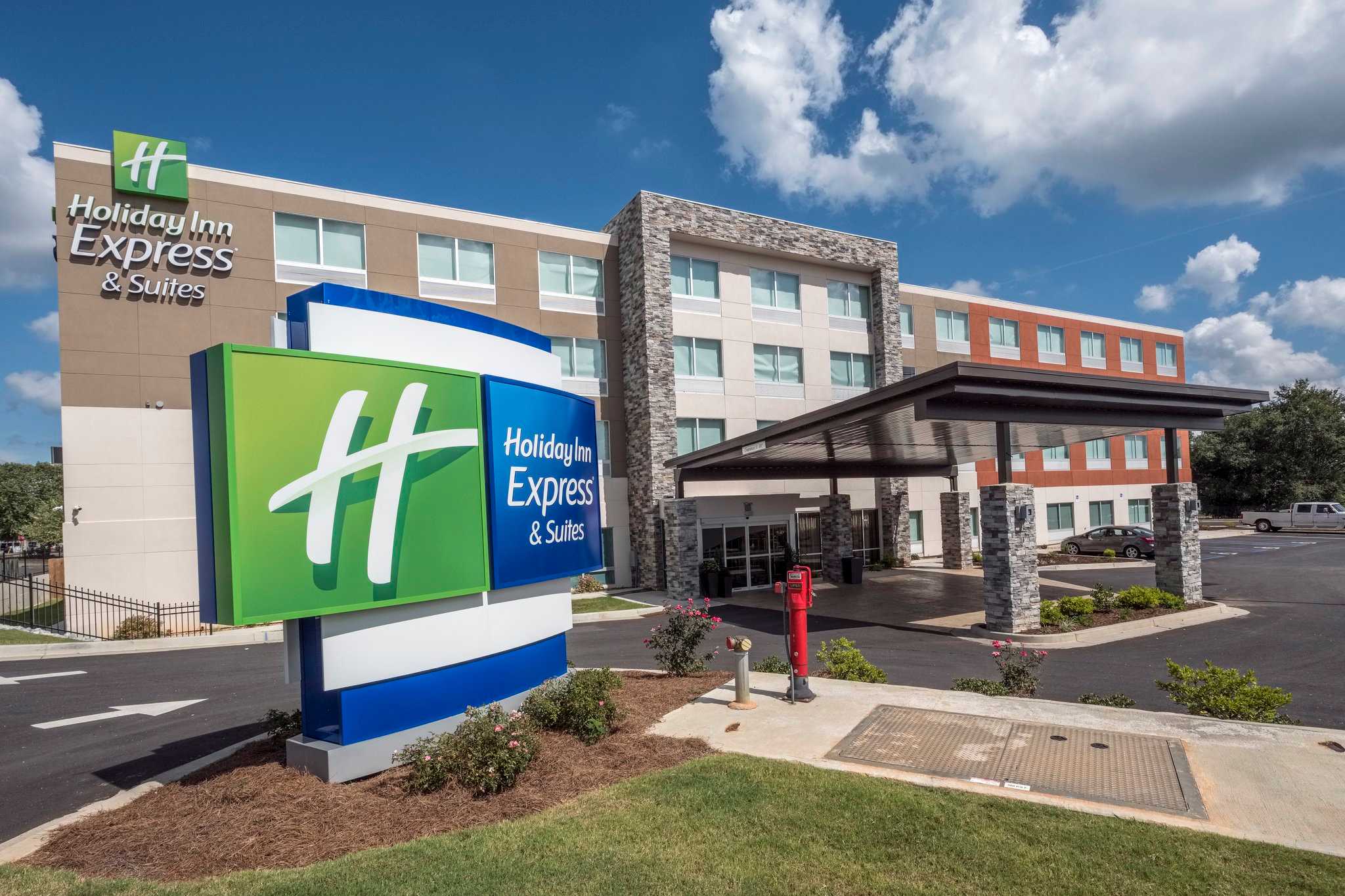 Holiday Inn Express and Suites Commerce in Comercio, GA