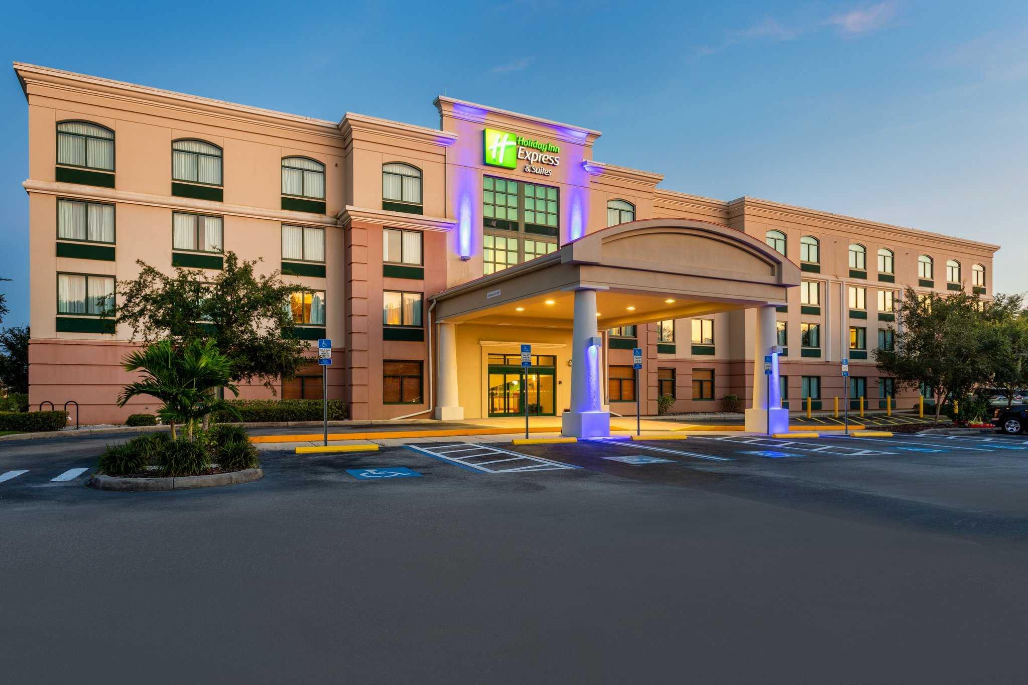 Holiday Inn Express & Suites Bradenton East-Lakewood Ranch in Bradenton, FL