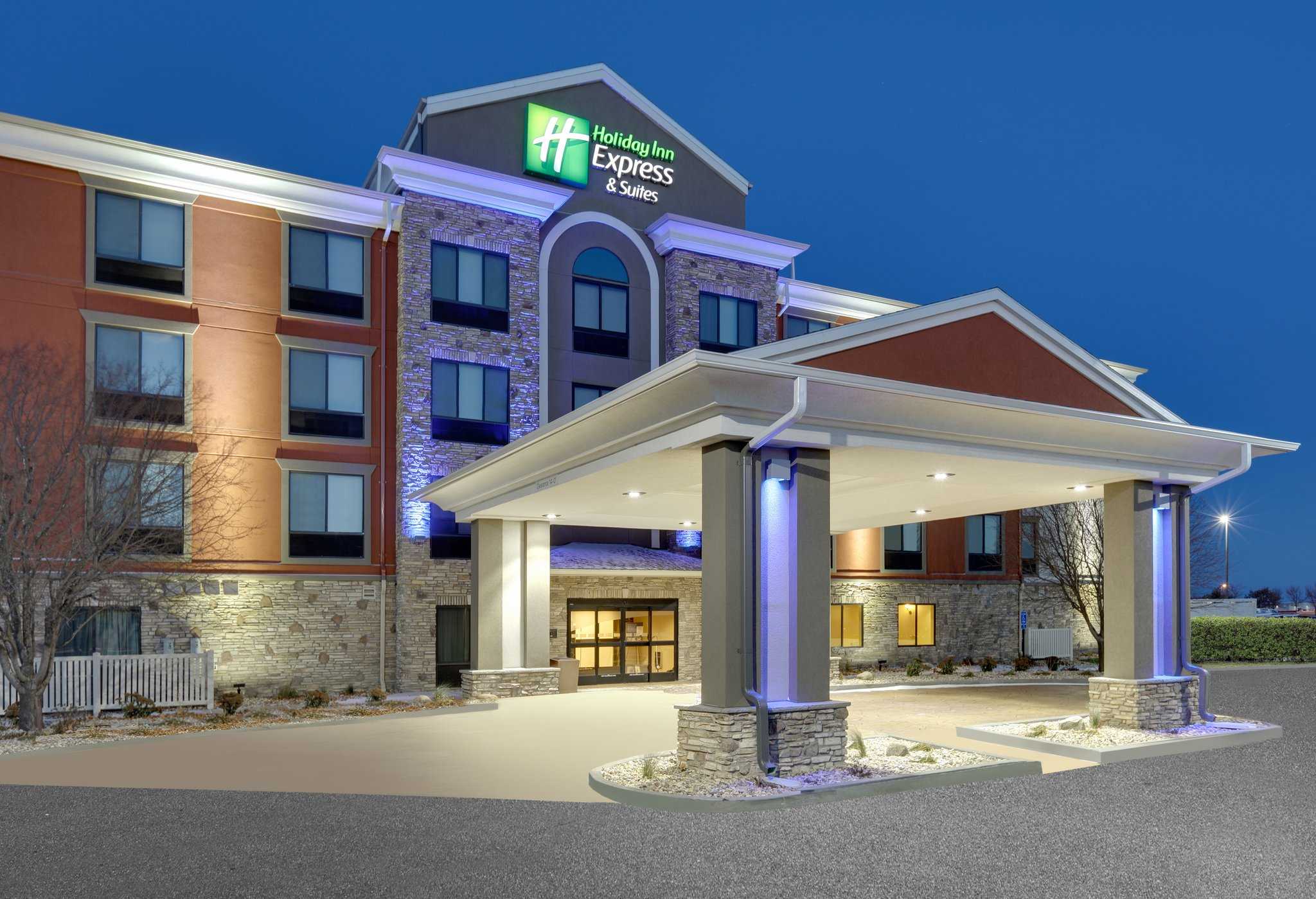 Holiday Inn Express Hotel & Suites Mitchell in Митчелл, SD