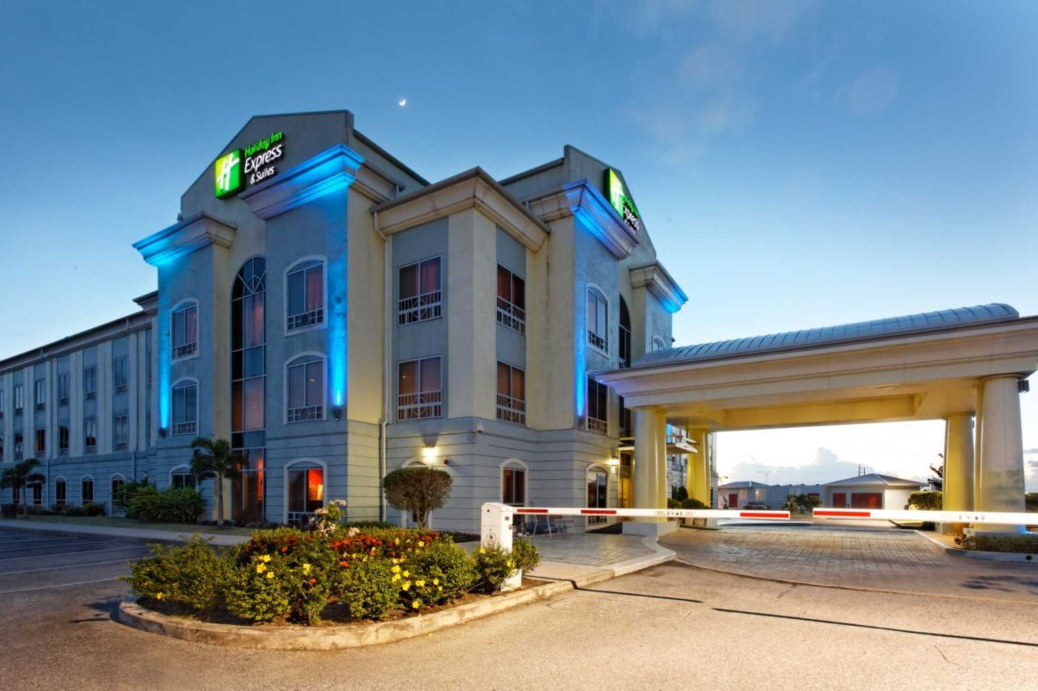 Holiday Inn Express & Suites Trincity Trinidad Airport в Тринисити, TT