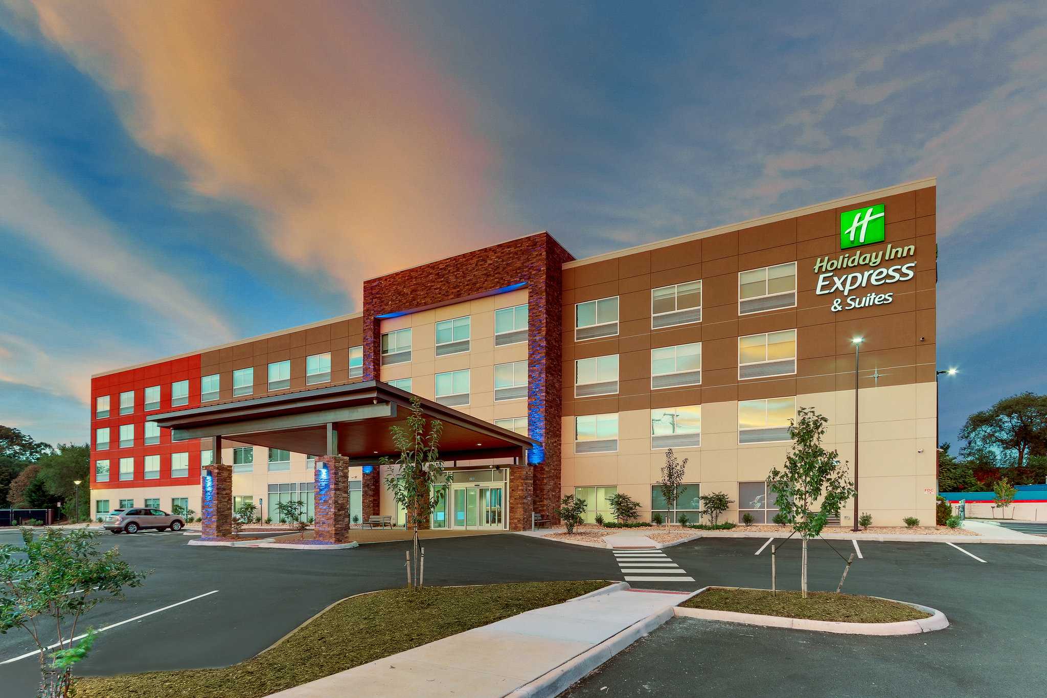 Holiday Inn Express & Suites Roanoke – Civic Center in Roanoke, VA