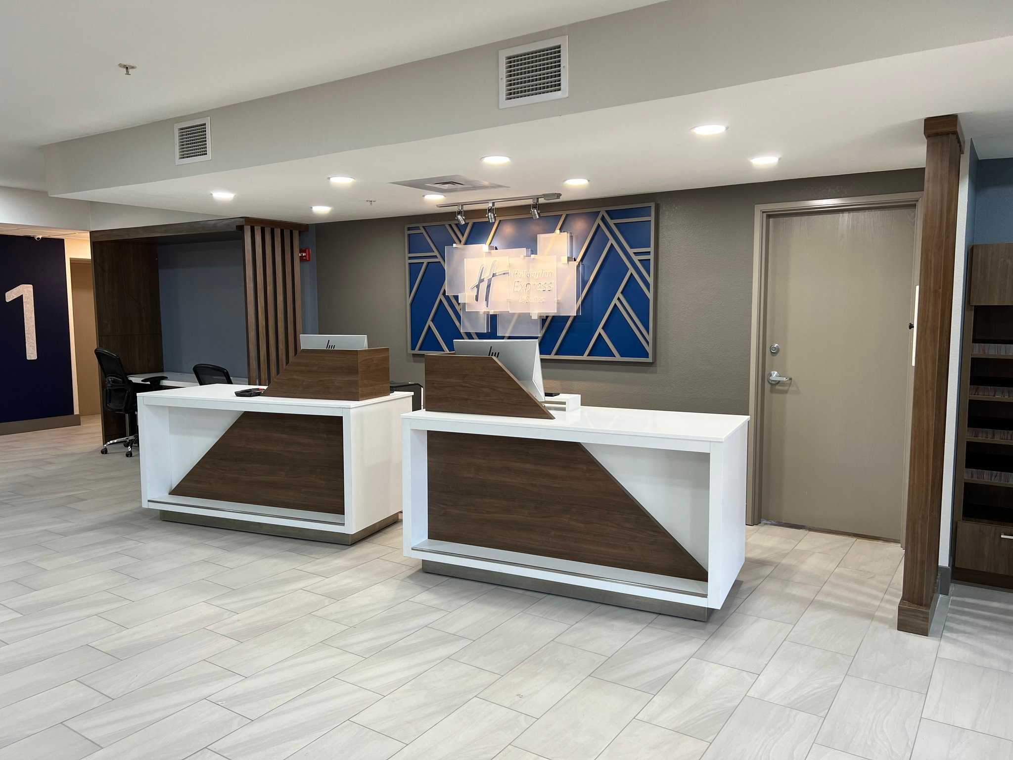 Holiday Inn Express Wichita North - Park City in Park Şehri, KS