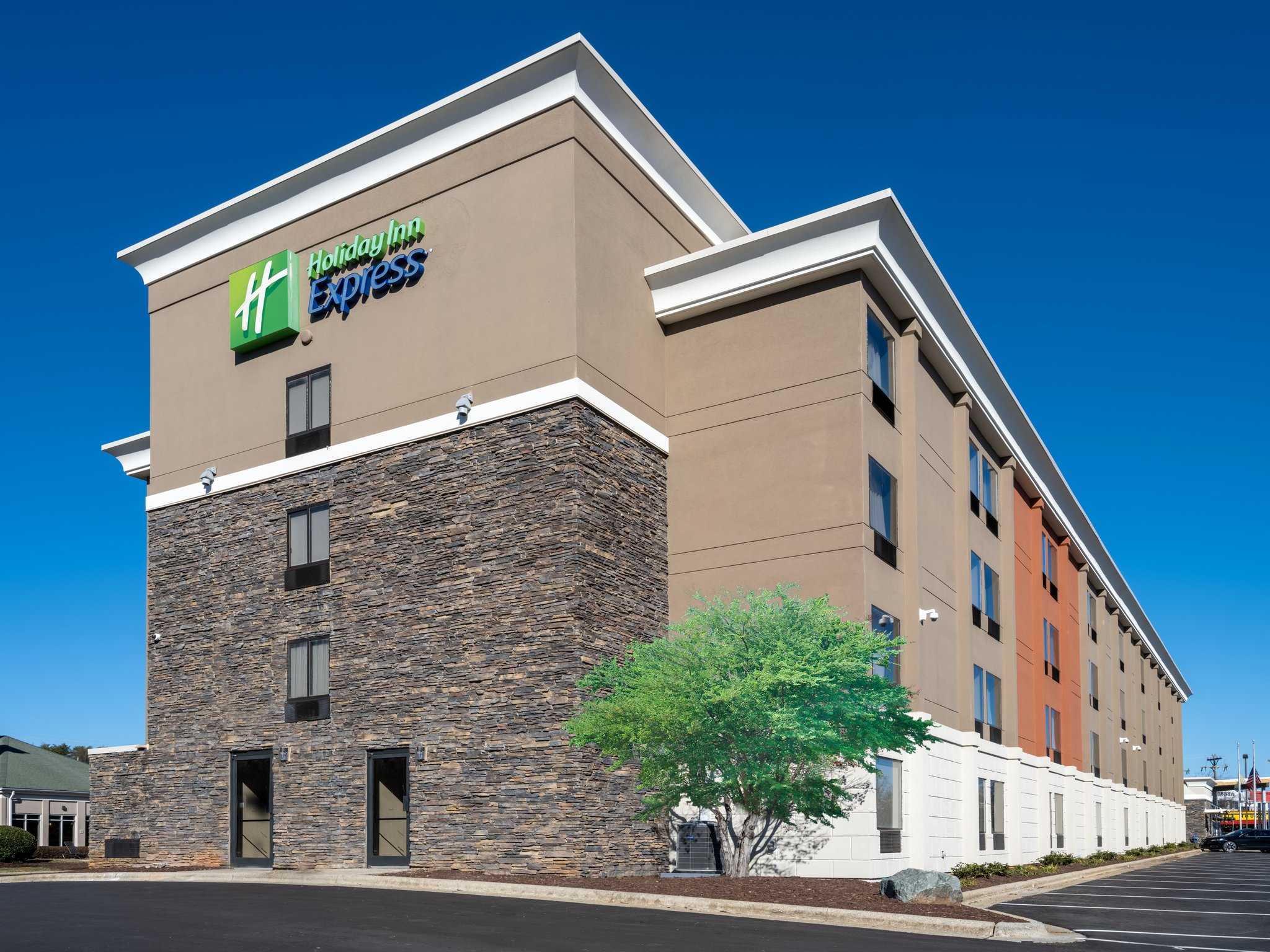 Holiday Inn Express & Suites Greensboro - (I-40 @ Wendover) in Greensboro, NC