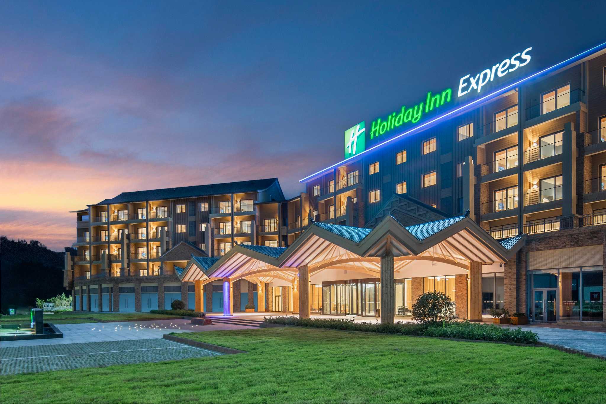 Holiday Inn Express Wawu Mountain in Мэйшань, CN