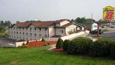 Super 8 by Wyndham Pittsburgh PA Airport/University Area in Coraopolis, PA