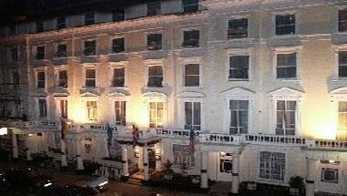 Queens Park Hotel in London, GB1