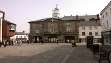 Pontefract Town Hall in Pontefract, GB1