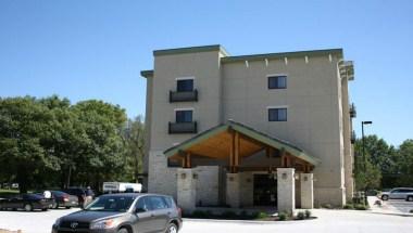 Parkwood Inn & Suites in Manhattan, KS