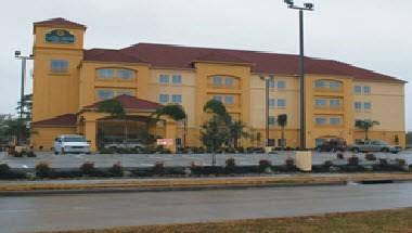 La Quinta Inn & Suites by Wyndham Houston Bush Intl Airpt E in Humble, TX