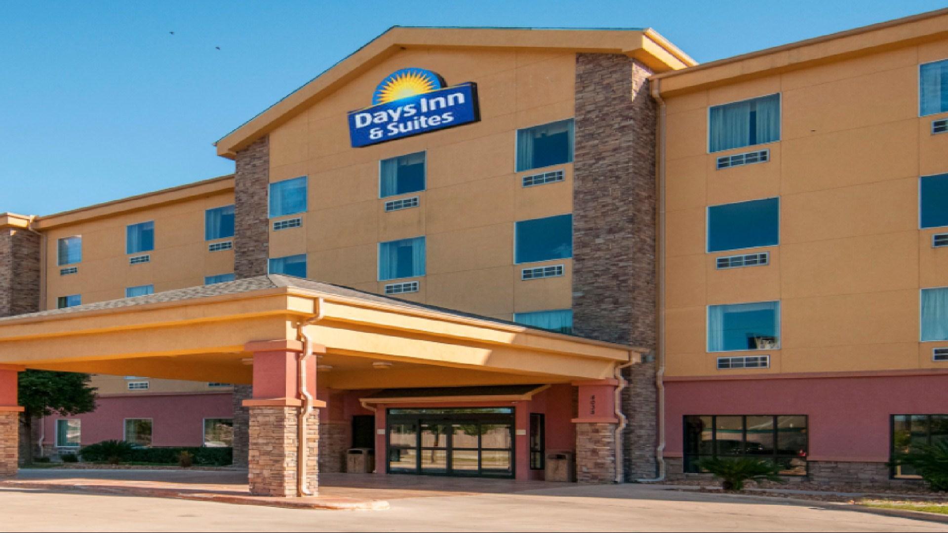 Days Inn & Suites by Wyndham San Antonio near AT&T Center in San Antonio, TX