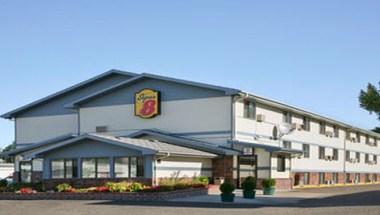 Super 8 by Wyndham Pierre SD in Pierre, SD