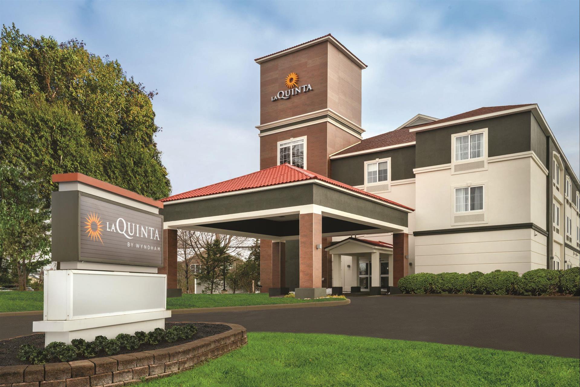 La Quinta Inn & Suites by Wyndham Latham Albany Airport in Colonie, NY