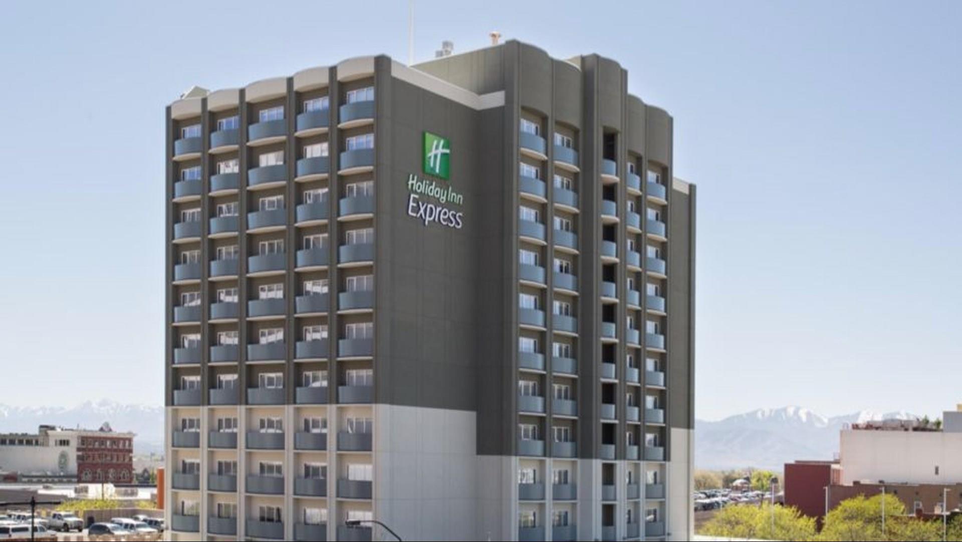 Holiday Inn Express and Suites Redding in Redding, CA