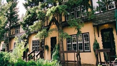 Crandell Mountain Lodge in Waterton Park, AB