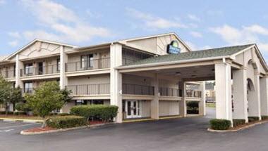 Days Inn & Suites by Wyndham Mobile in Mobile, AL