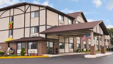 Super 8 by Wyndham Woodstock in Woodstock, IL