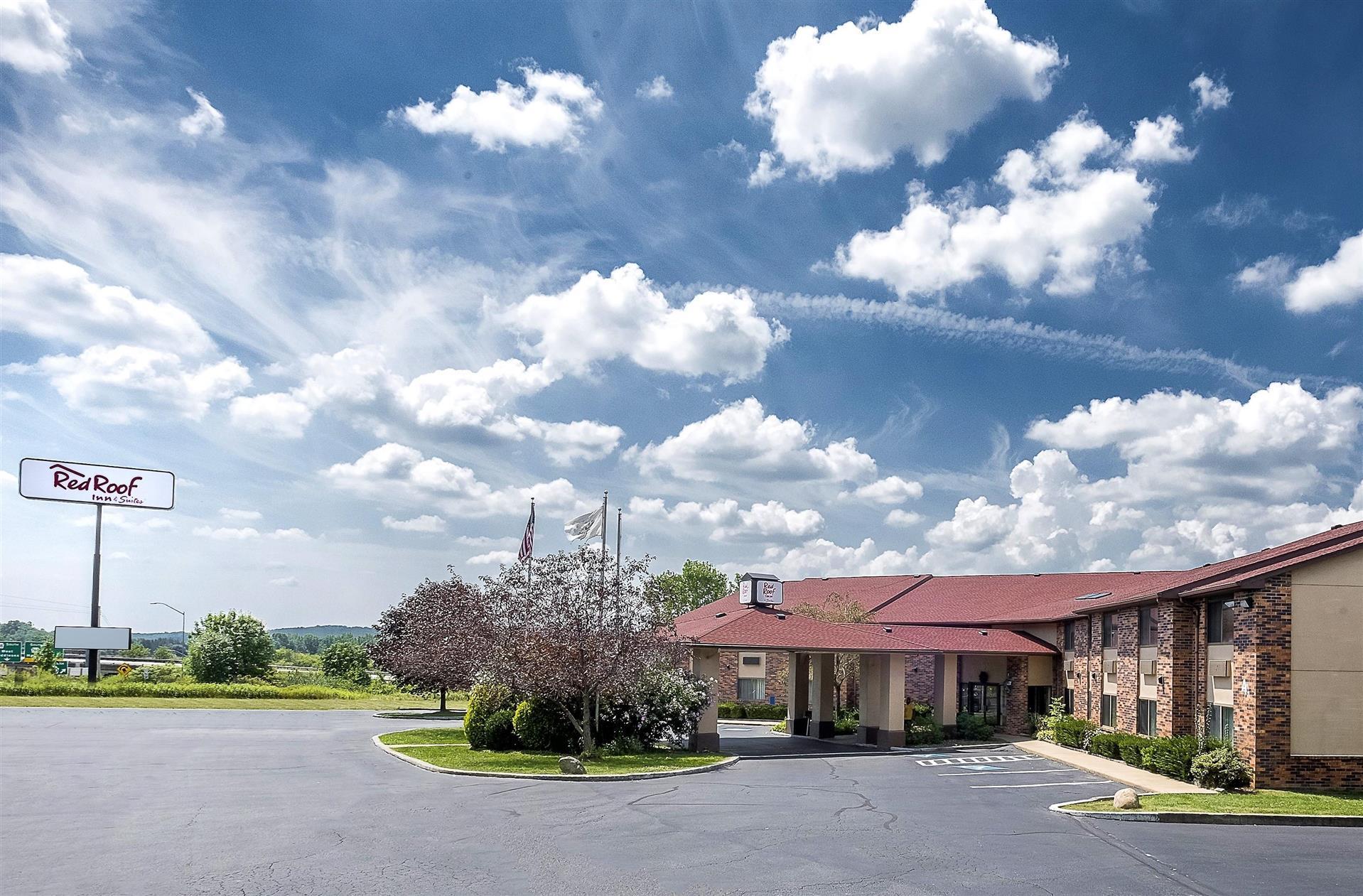 Red Roof Inn and Suites Hermitage in Hermitage, PA