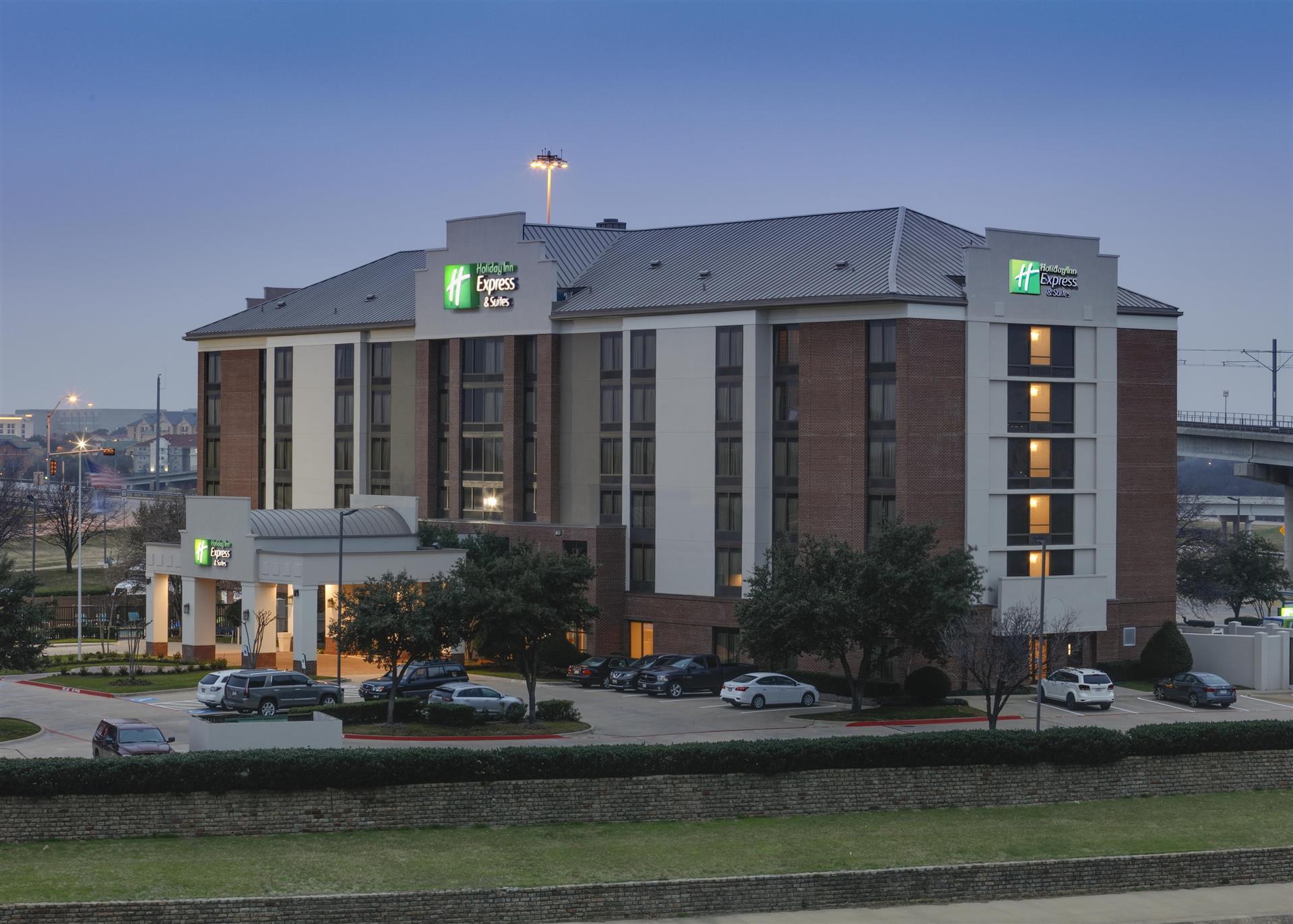 Holiday Inn Express & Suites Irving Conv Ctr - Las Colinas in Irving, TX